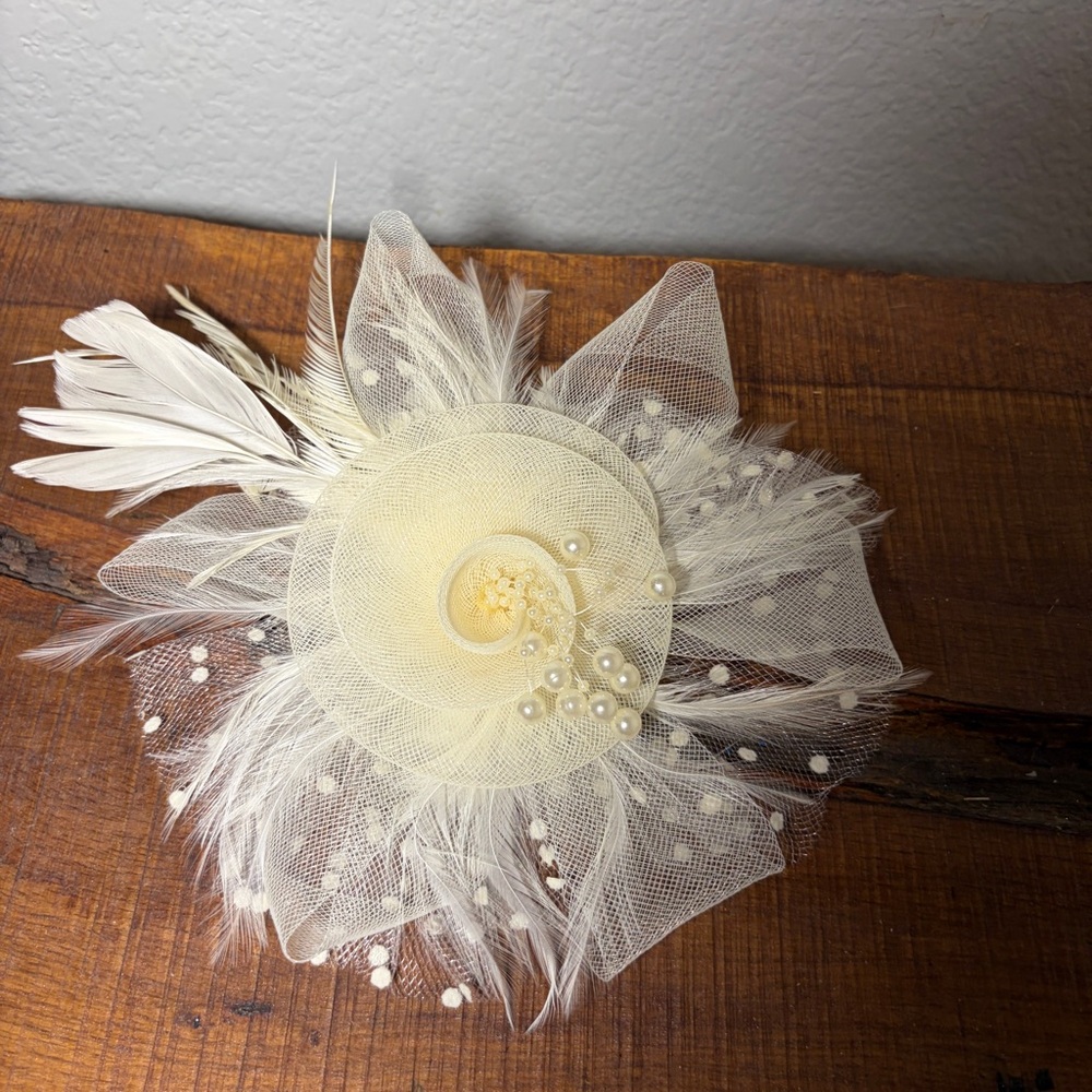 1920’s Fascinator clip on mesh and feather floral white/ off white costume